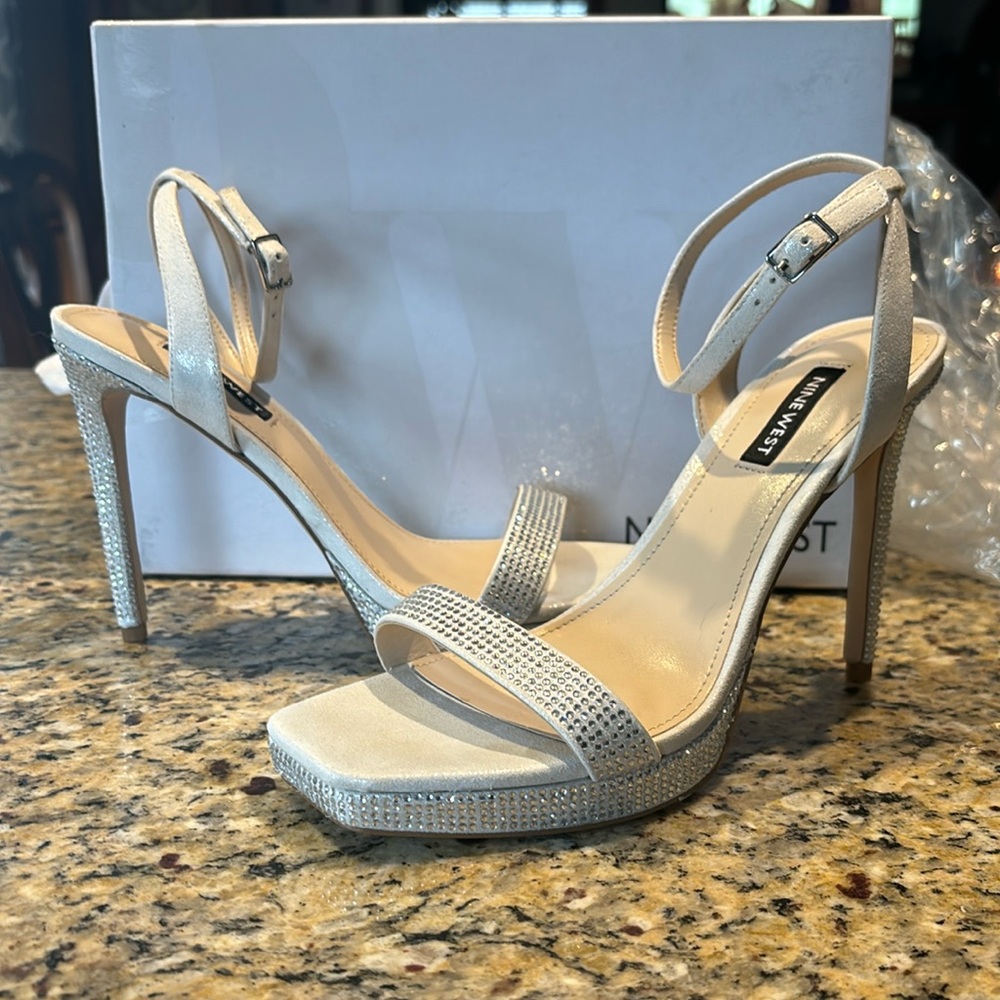 BNIB 8M Nine West Zadie Silver Fabric with Sequins